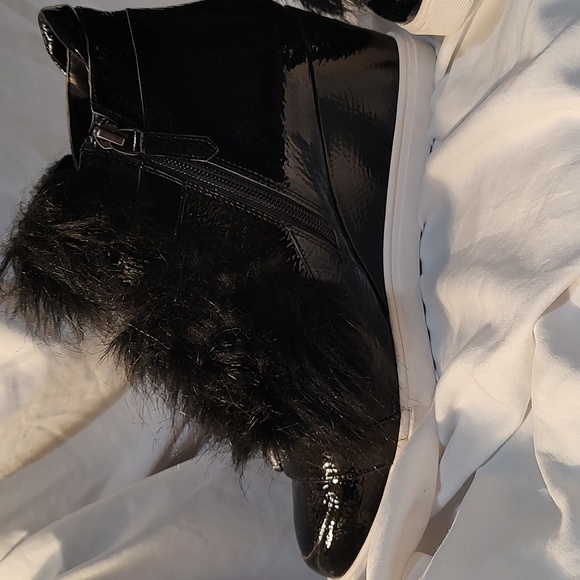 Linea Paolo patent leather and faux fur wedge sneaker - Picture 3 of 7